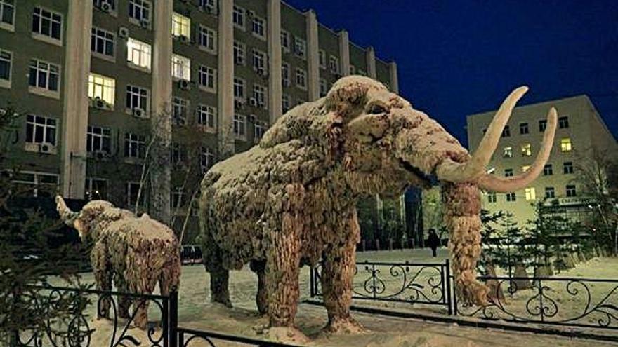 Estàtues de mamut en una de les imatges del documental