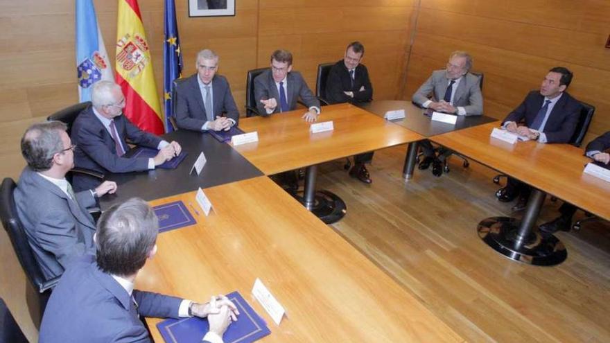 Firma del convenio de Feijóo y Conde con representantes de las compañías eléctricas. // Xoán Álvarez
