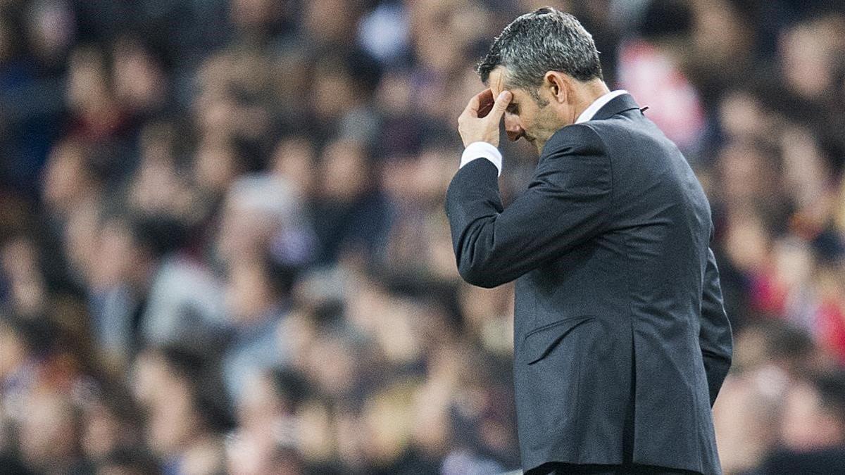 Valverde, preocupado durante el clásico Barça-Madrid en el Camp Nou.