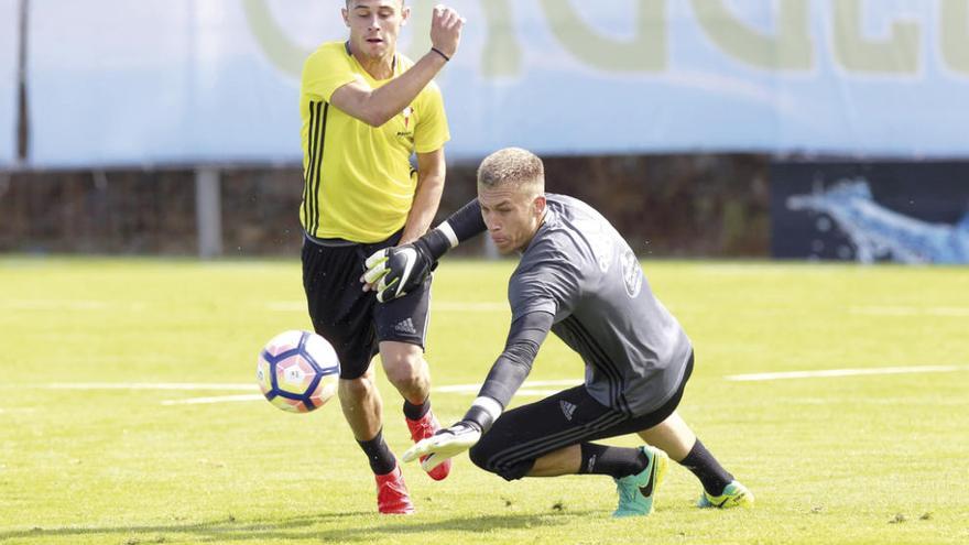 Drazic intenta driblar a Rubén Blanco en un entrenamiento en A Madroa. // Marcos Canosa