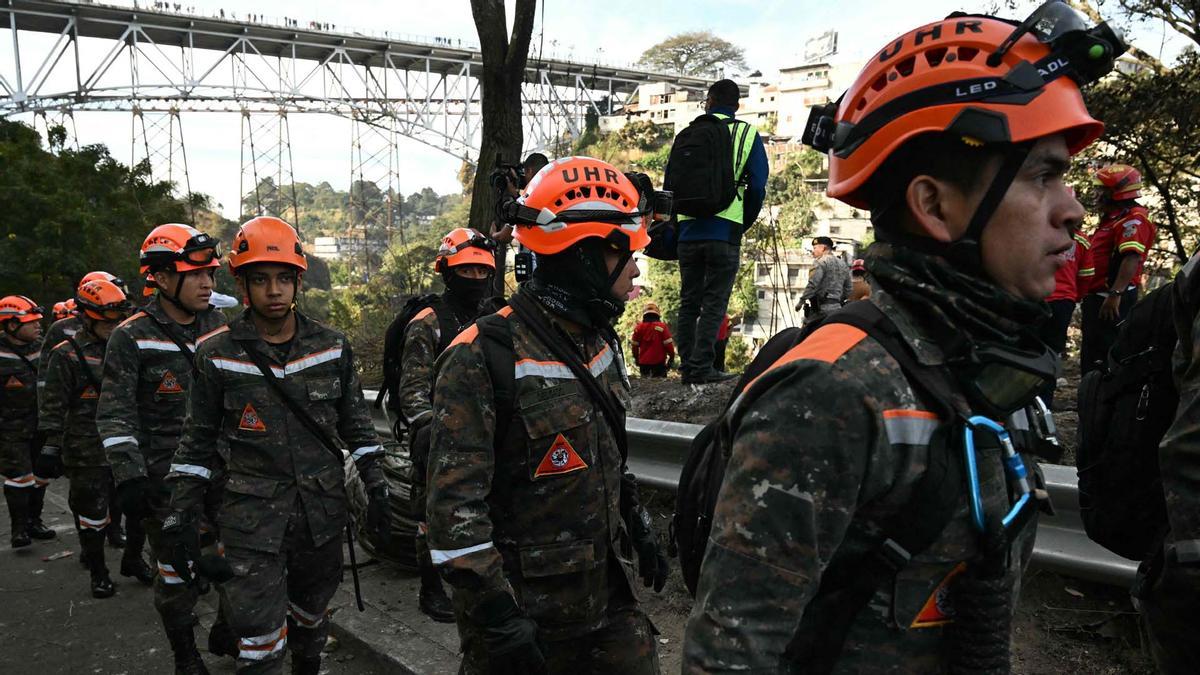 Integrantes de organismos de socorro trabajan en la zona del accidente de un autobús, que cayó en un río de aguas residuales en la Ciudad de Guatemal