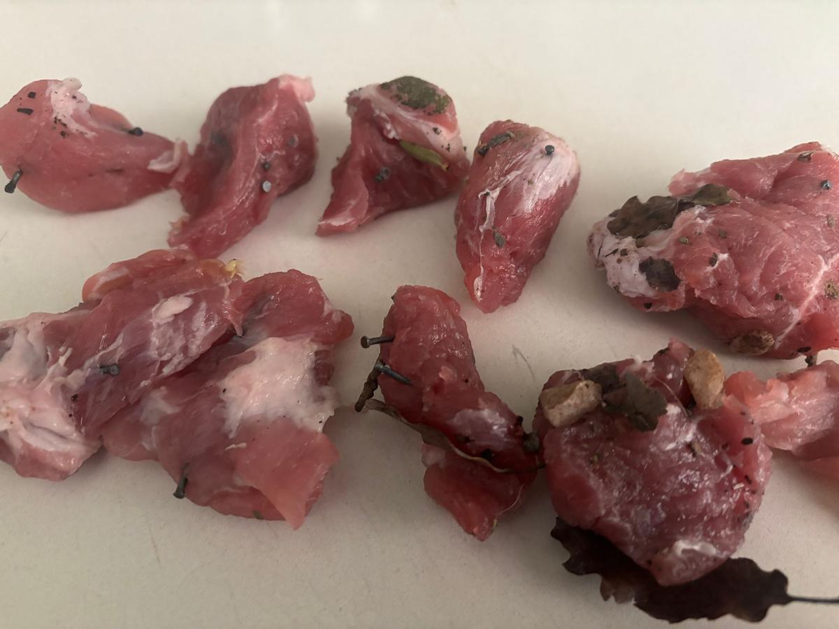 Els trossos de carn amb claus que s'han trobat a un jardí particular a Canet de Fals