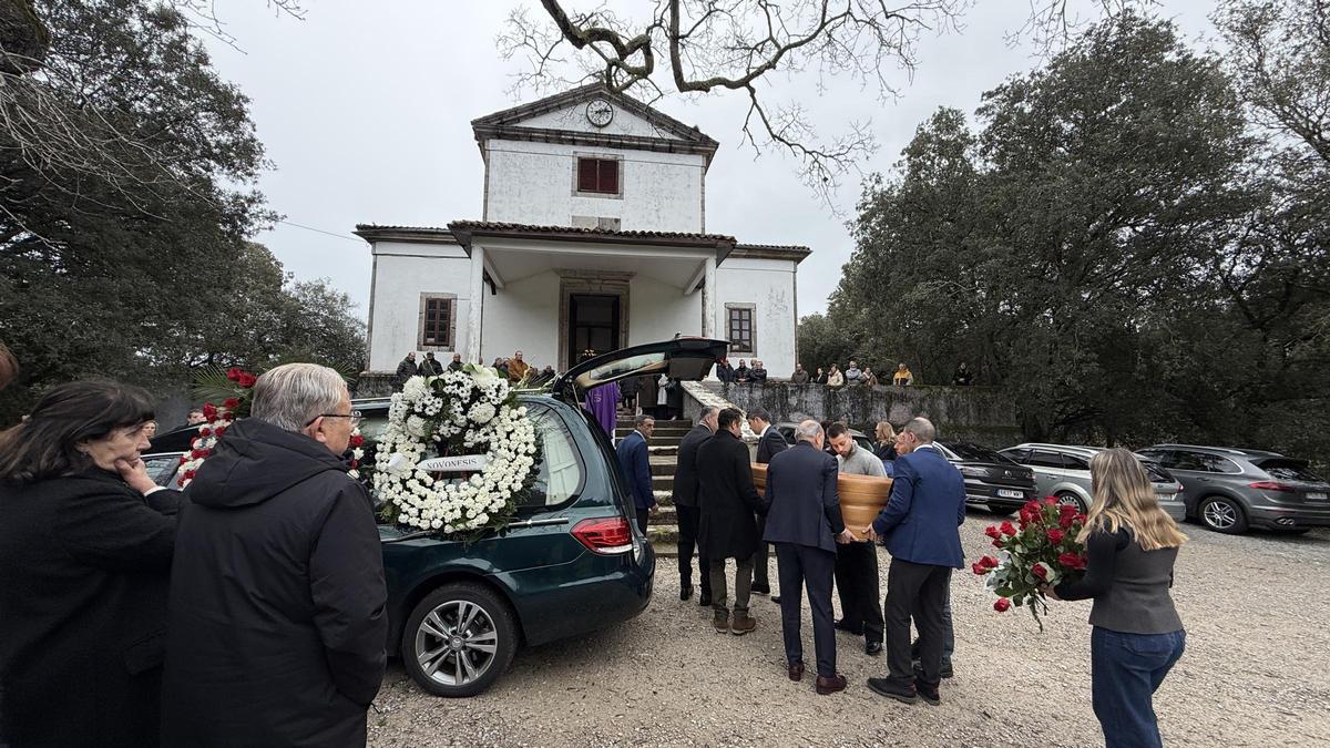 La llegada del féretro a la iglesia de Barru.
