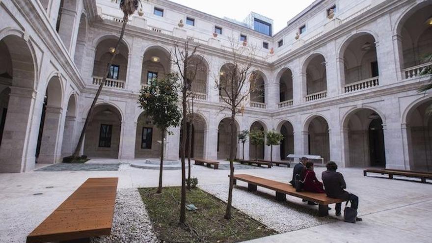 Patio interior del edificio del Palacio de la Aduana.