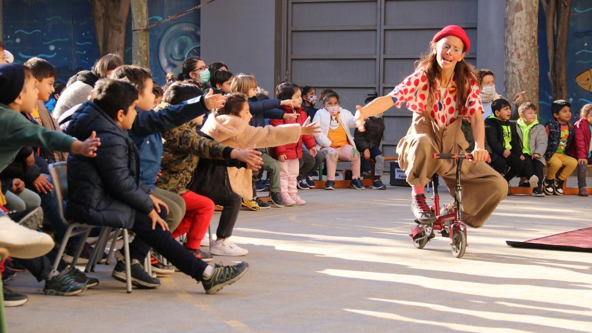 L&#039;espectacle de Pallassos Sense Fronteres al CEIP Eduard Marquina de Barcelona