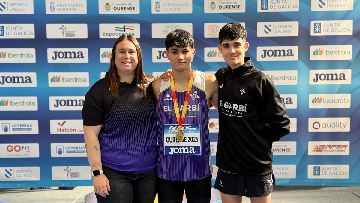 Gorka Belda, campeón de España, con la entrenadora Judit Prats y su compañero David Expósito