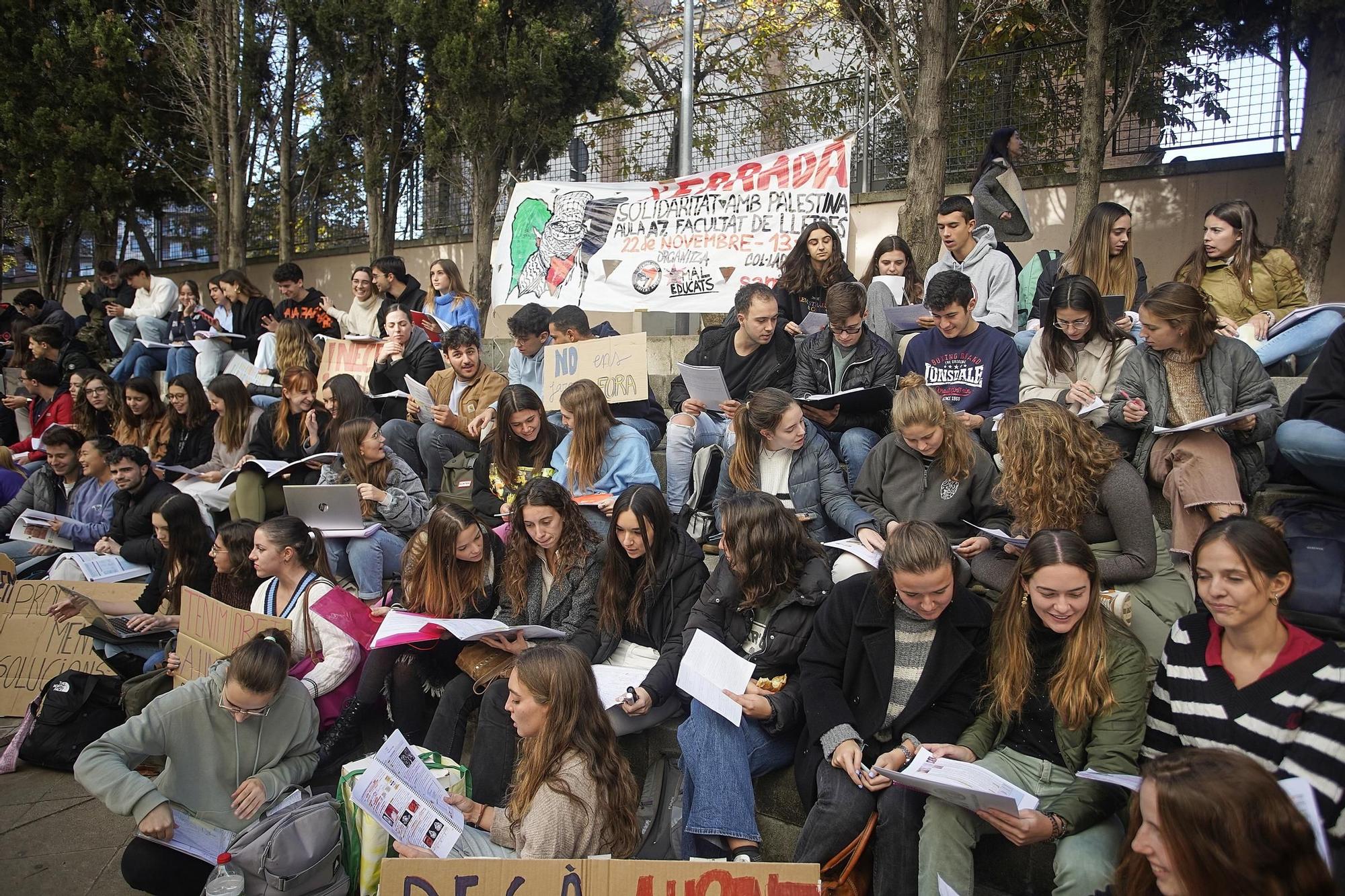 Els estudiants de la facultat d'Infermeria i Medicina protesten per la nova bilbioteca