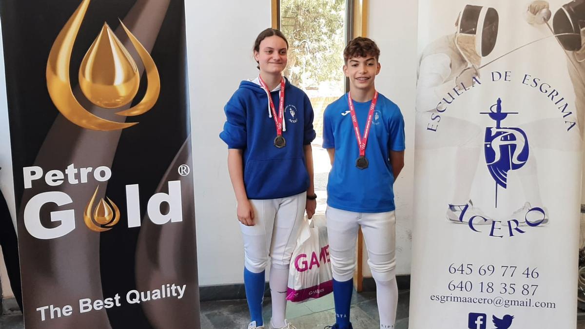 Aurora Binder y Marcos García, con sus medallas.