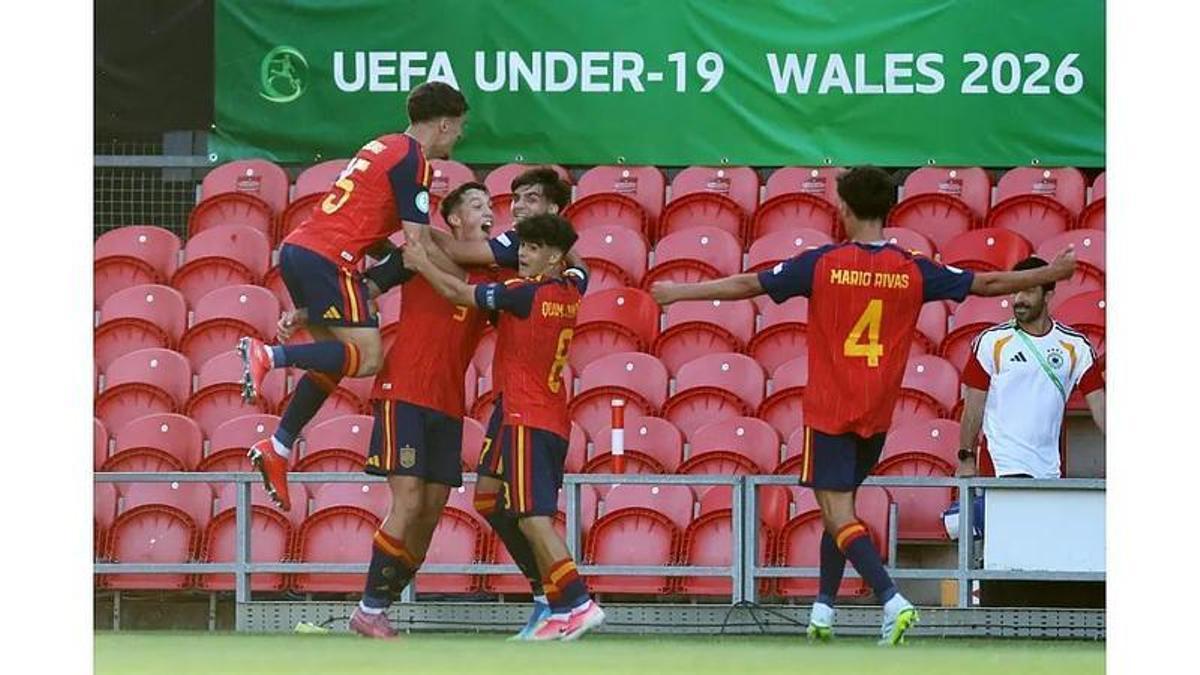 Los jugadores españoles celebran el 1-0, anotado por el 'groguet' Hugo López