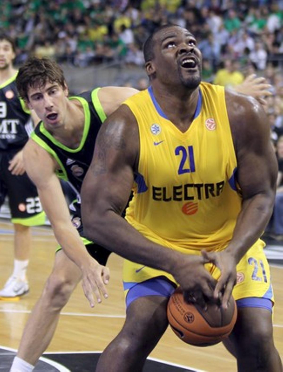 El pivot del Maccabi Electra Sofoklis Schortsanitis intenta encistellar davant l’oposició del base croat del Reial Madrid Ante Tomic.