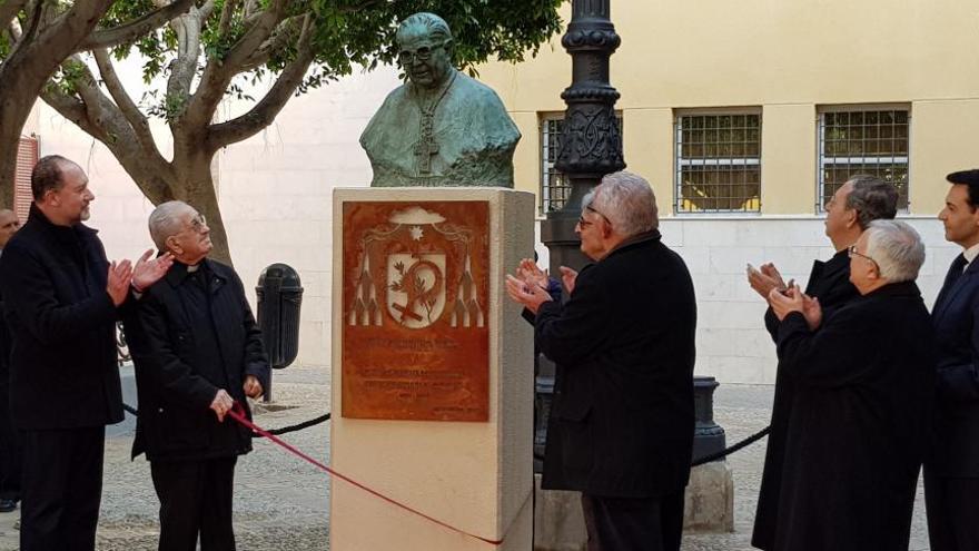 Homenajean en Orihuela al obispo Victorio Oliver