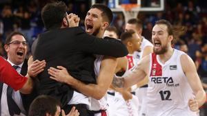 Los jugadores del Bilbao Basket se abrazan tras lograr su pase a la Copa venciendo al Barça en el Palau