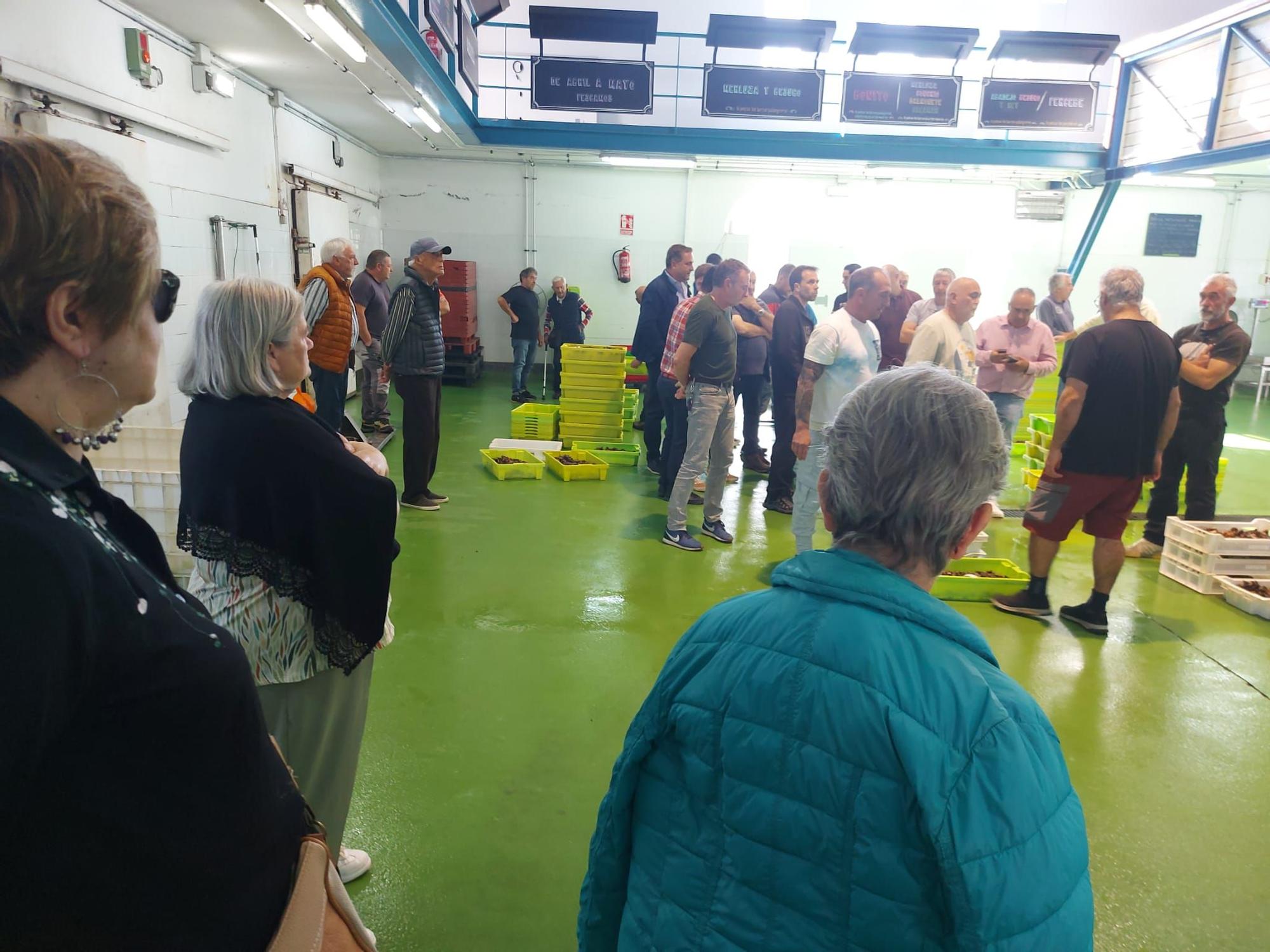 En imágenes: La primera subasta de percebe de la temporada en la rula de Puerto de Vega