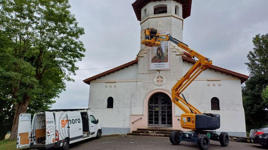 Las labores de instalación de la lona conmemorativa del centenario de la reforma de la iglesia. | UPC