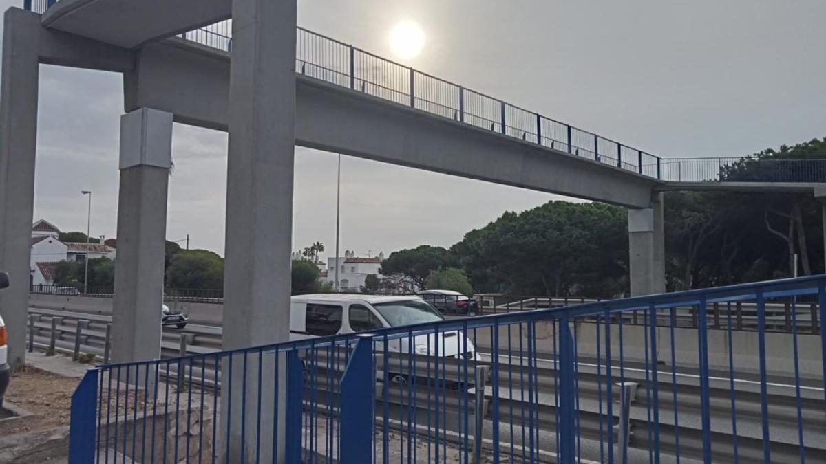 Una de las pasarelas reparadas en la A7.