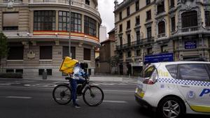 Un rider de Glovo circulando por Madrid.