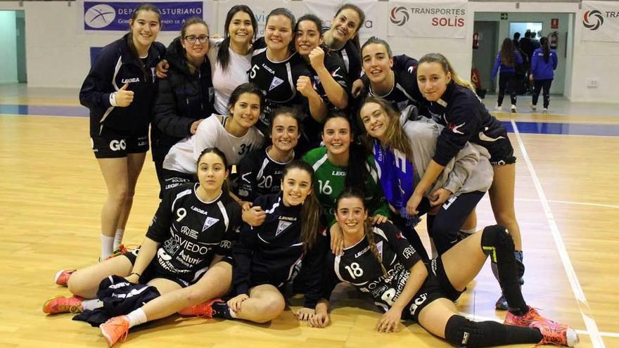 Las jugadoras del Ansa Oviedo celebran el título de campeonas de grupo en División de Honor Plata.