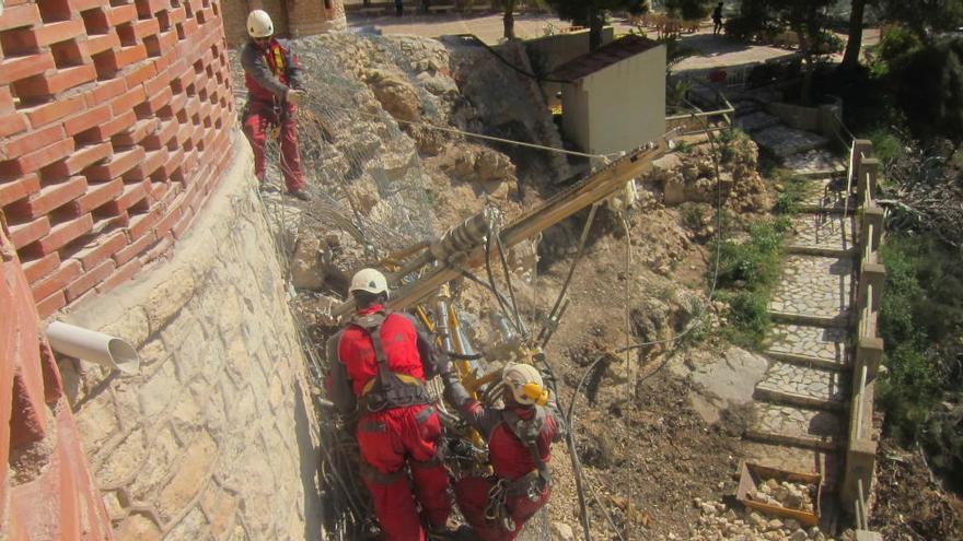 Los operarios, en plena tarea, para poder recuperar el acceso peatonal a La Mola de Novelda