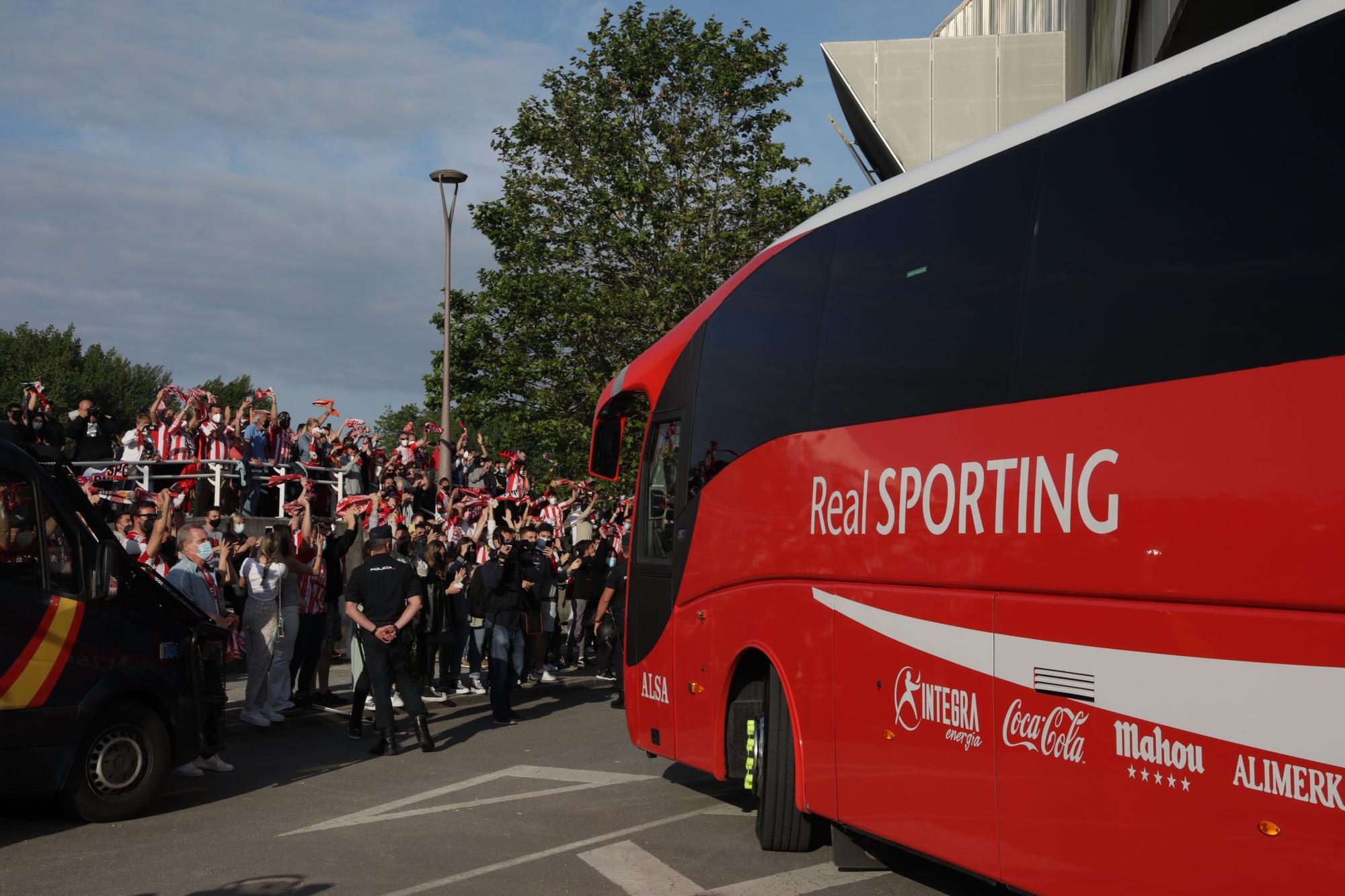 En imágenes: así fue la llegada del Sporting a El Molinón