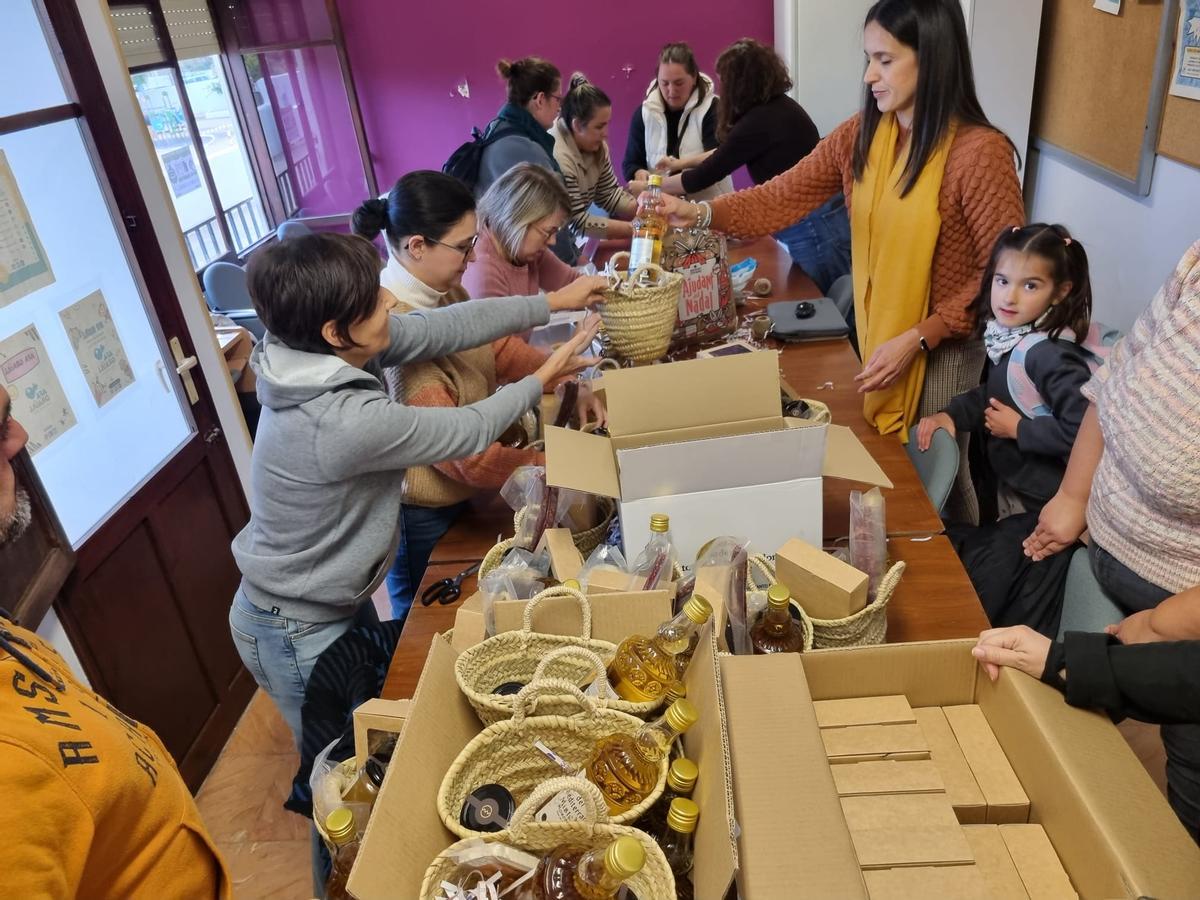Les dos associacions han preparat les cistelles de Nadal