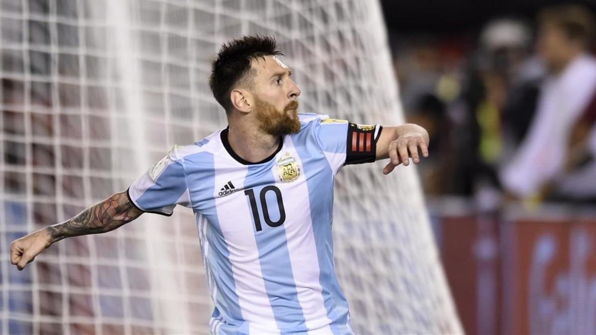 Messi celebra el gol de penalti con el que Argentina tumbó a Chile en Buenos Aires.