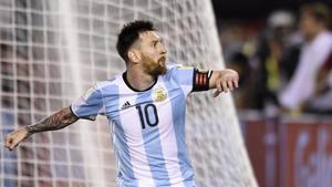 Messi celebra el gol de penalti con el que Argentina tumbó a Chile en Buenos Aires.