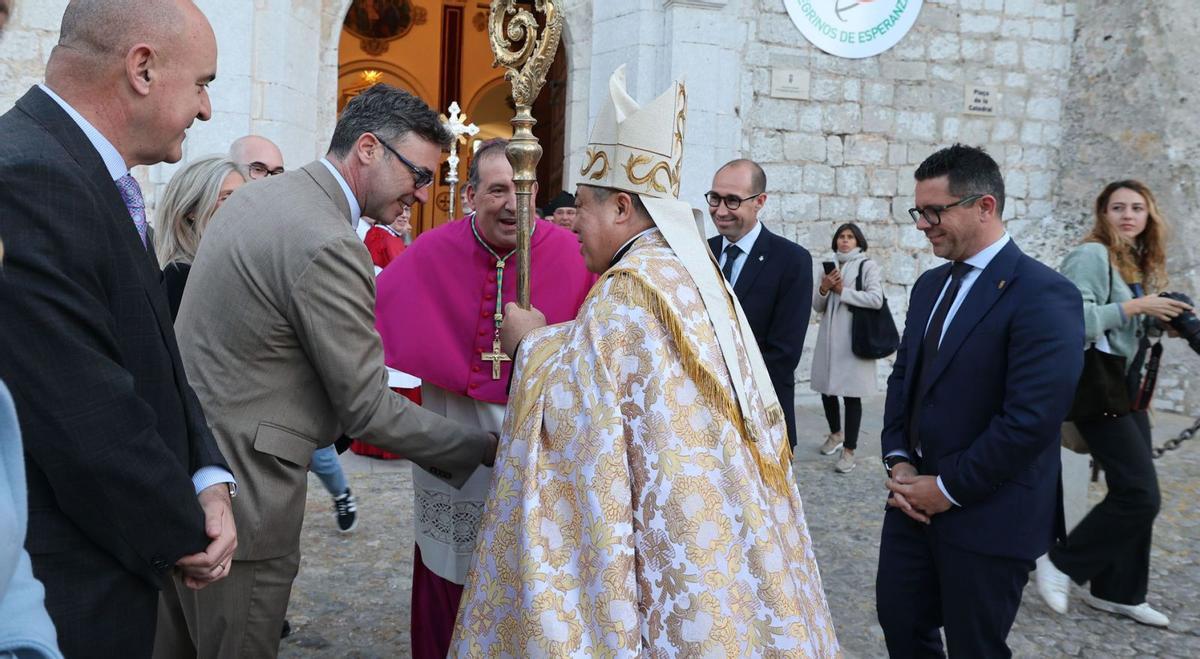 El nuncio, acompañado del obispo, saluda a los políticos locales. | J.A.RIERA