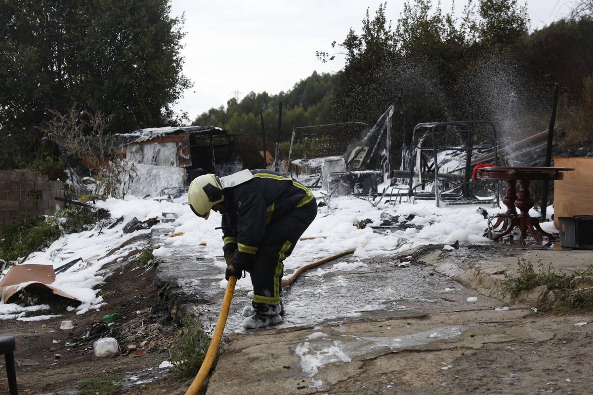 Incendio en las chabolas de los gitanos de Luanco. La paxarina Incendio en las chabolas de los gitanos de Luanco. La paxarina