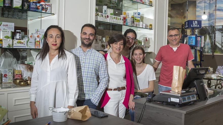 Rosana Milian, en el centro, en la tienda Saber Cuidarse