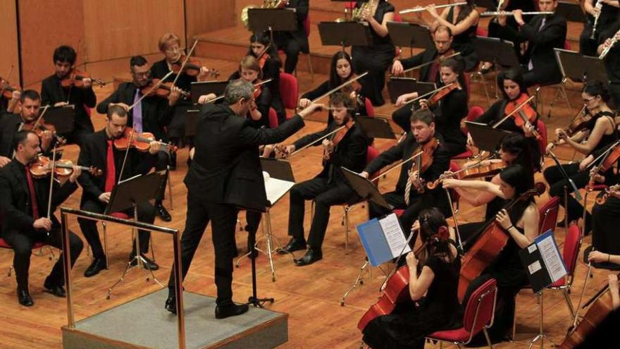 Ensayo de la Orquesta Sinfónica Vigo 430 ayer con la violinista Rusanda Panfili.  // Orquesta Vigo 430