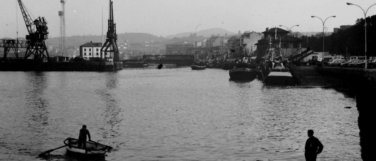 Los primeros muelles siderúrgicos de Avilés, al fondo.