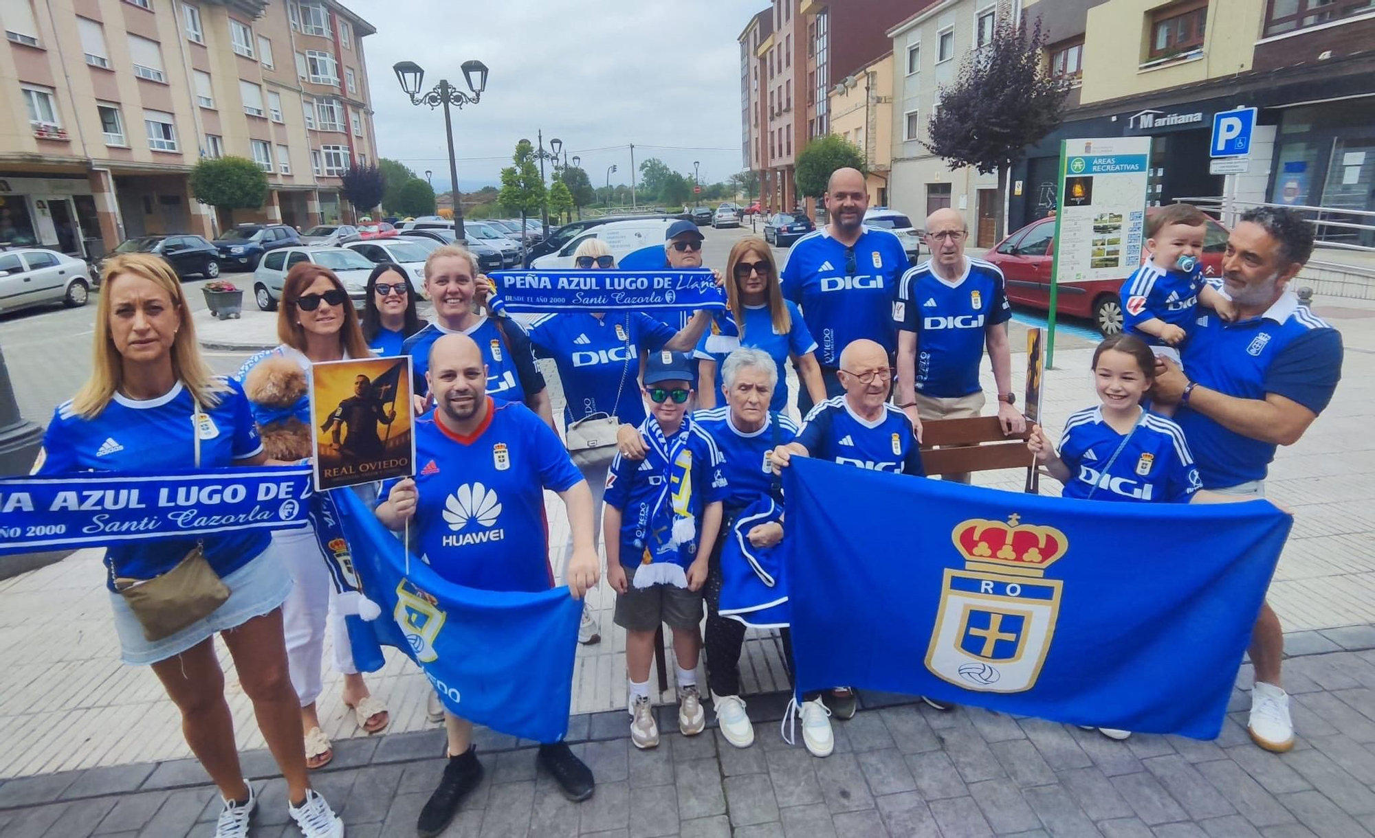 Ofrenda azul en Lugo de Llanera: los oviedistas agradecen a Santa María el ascenso a Primera