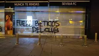Tensión en Sevilla: aparecen pintadas amenazantes en el Pizjuán