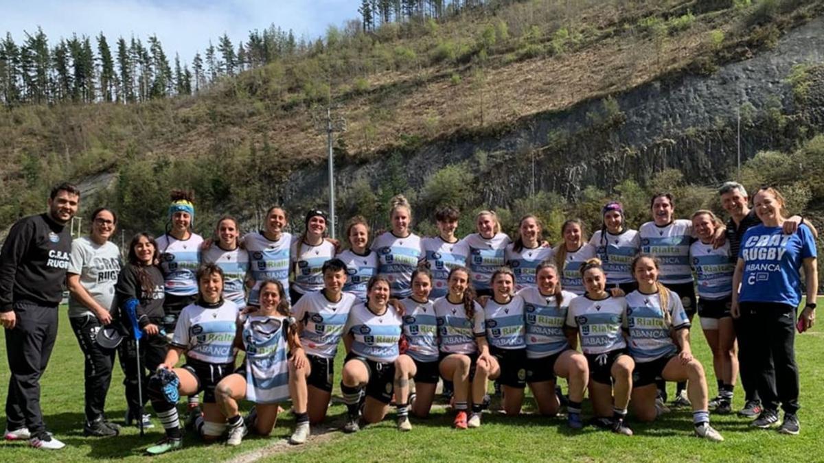 Las jugadoras del CRAT, ayer, en el campo del Eibar después de la victoria. |  // LA OPINIÓN