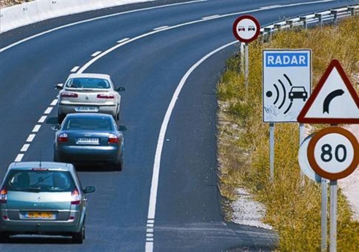 Tres turismes (l’últim, francès) circulen davant un senyal de radar a la N-240, a l’Espluga de Francolí. Tres turismes (l’últim, francès) circulen davant un senyal de radar a la N-240, a l’Espluga de Francolí.