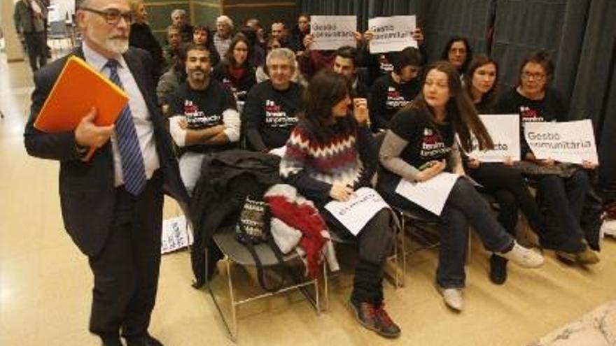 L&#039;alcalde, Jaume Torramadé, entrant una sala plena a vessar per la presència de les entitats.