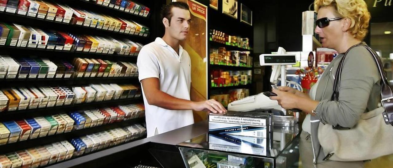 El incremento en la venta de cigarrillos de las islas se sustenta en la demanda de los turistas.