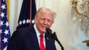 Trump planea viajar a Arabia Saudí a mediados de mayo, según Axios