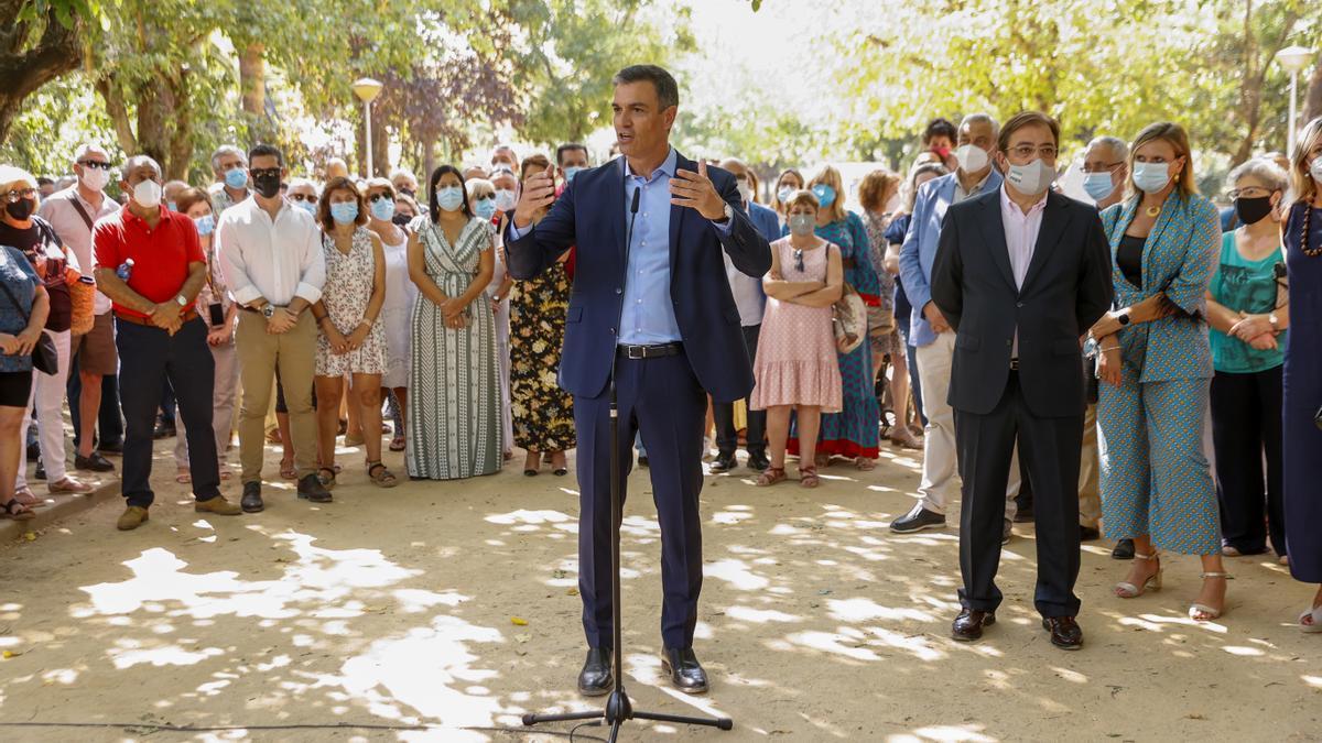 El presidente del Gobierno, Pedro Sánchez, y el presidente de la Junta de Extremadura, Guillermo Fernández Vara, este 26 de agosto de 2021 durante su visita a Navalmoral de la Mata, en Cáceres.