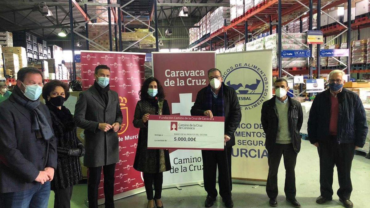 La Fundación Camino de la Cruz realiza una donación al Banco de Alimentos del Segura