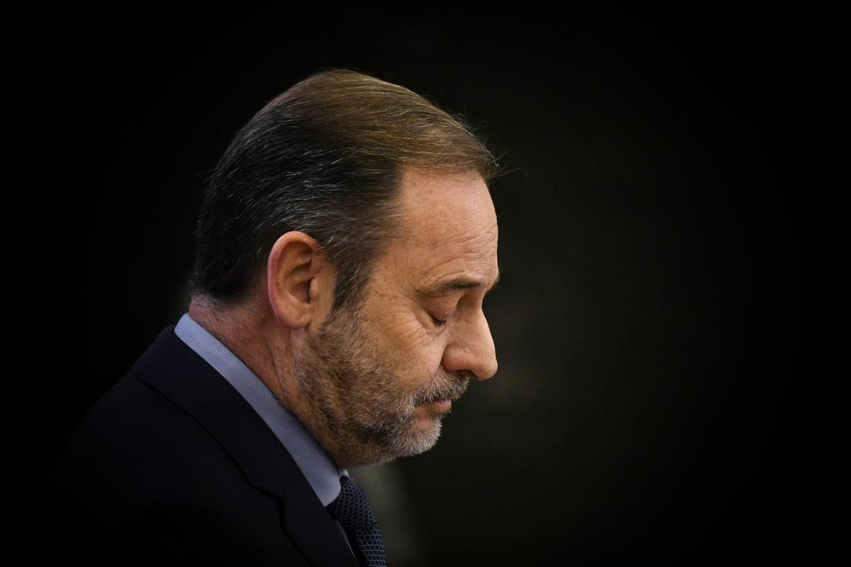El exministro José Luis Ábalos durante una rueda de prensa en el Congreso de los Diputados tras denunciar a la Guardia Civil ante la Fiscalía, en el Congreso de los Diputados, a 19 de diciembre de 2024, en Madrid (España).