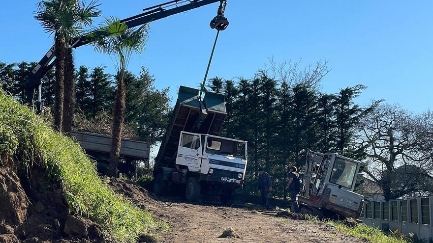 Liberado el conductor de una carroceta tras volcar en una finca de Nigrán