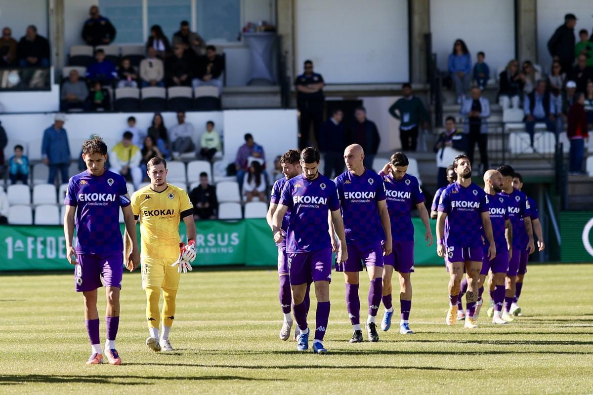Los jugadores del Hércules saltan a El Pozuelo el pasado sábado, antes del partido frente al Juventud Torremolinos.