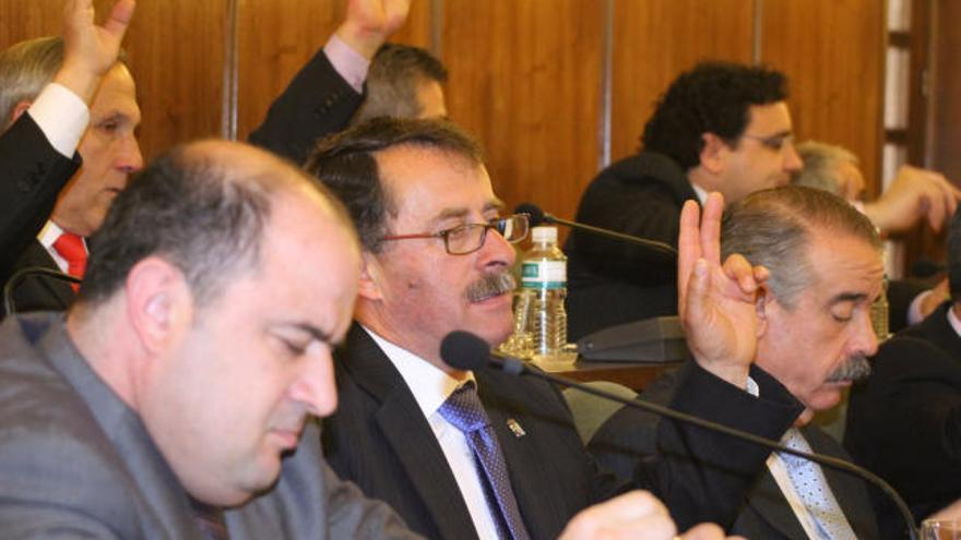 Maíllo reconoce que   la nueva ley municipal «es imposible tal y como se ha redactado» Los diputados José Ignacio Isidro y Enerino Luis, bajo los focos