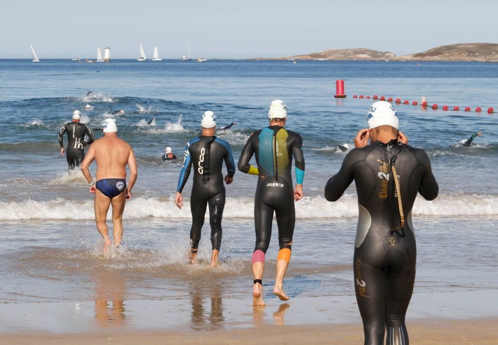 400 nadadores desafían a las aguas de Praia América. // Alba Villar