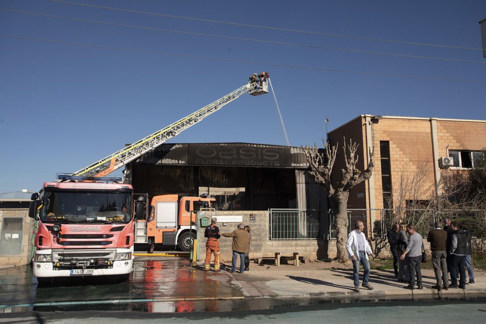 Los bomberos siguen trabajando en la nave del Port de Sagunt un día después del incendio