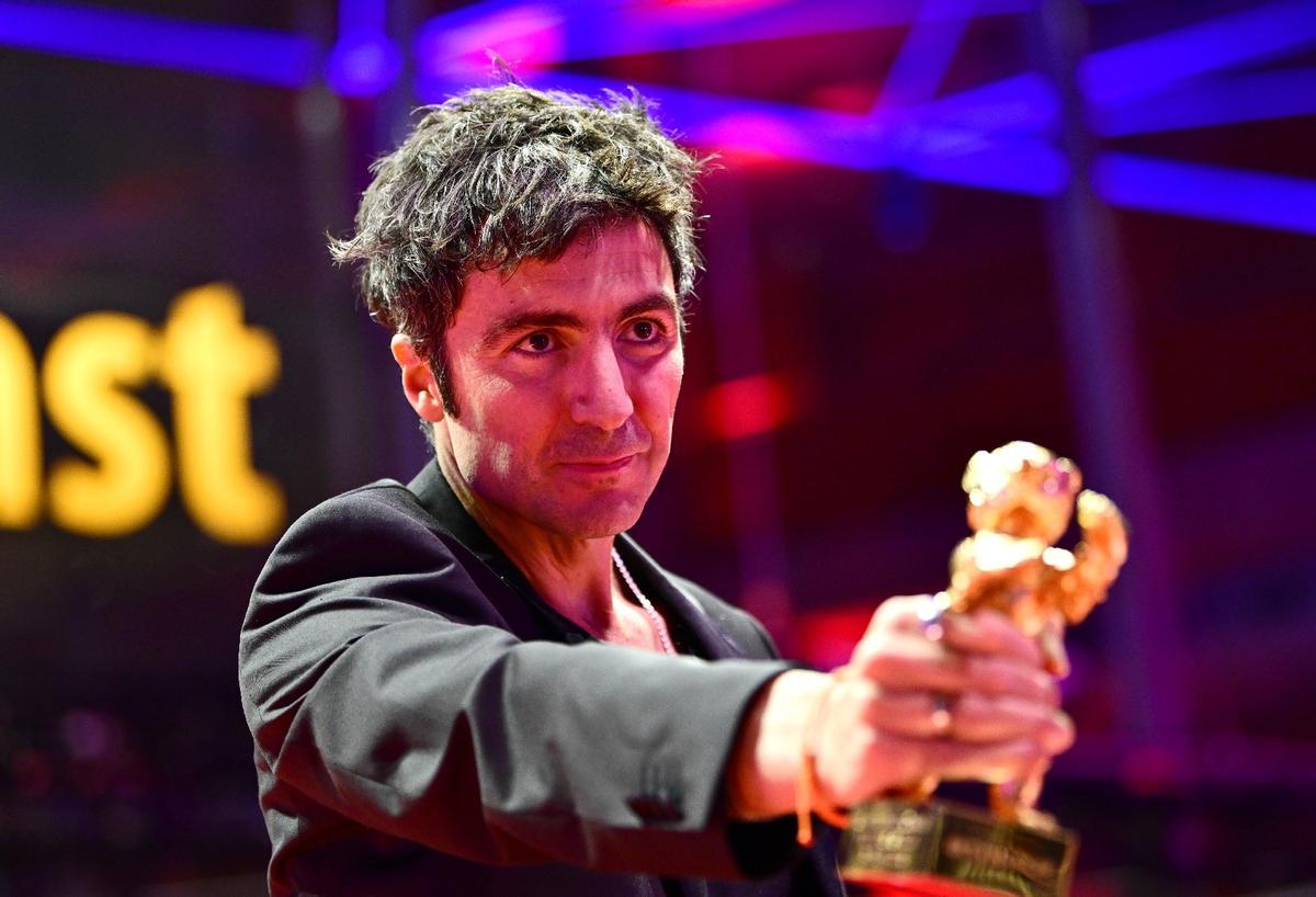 Ilker Catak mostra l'Os d'Or que va merèixer segons el jurat de la Berlinale