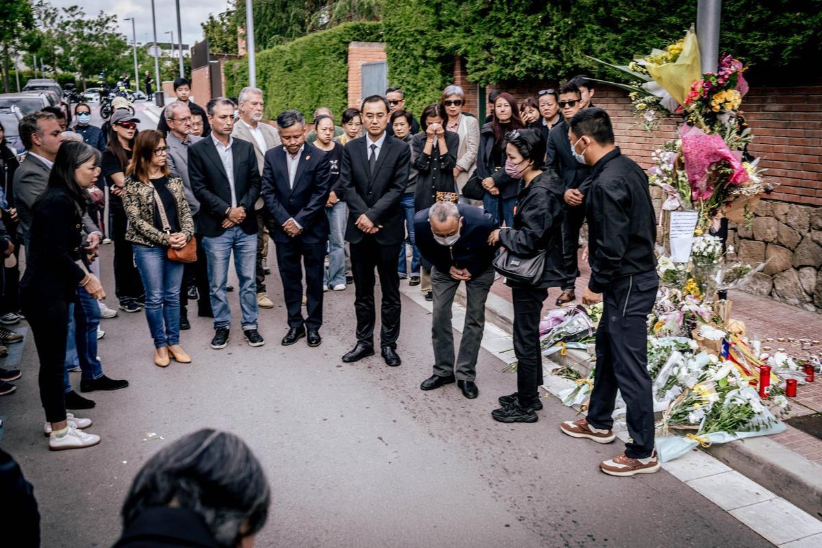 Acto en homenaje a la mujer asesinada en Esplugues con la presencia del padre de la víctima, que ha viajado desde China