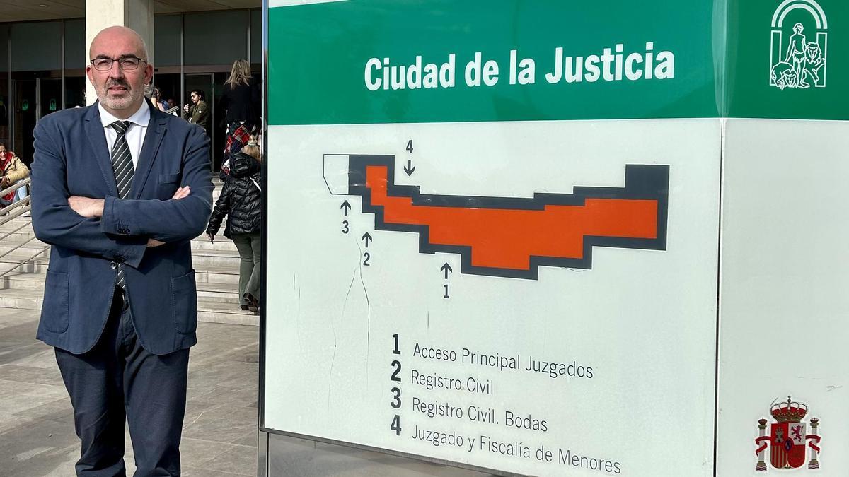 David Valadez, este jueves a las puertas de la Ciudad de la Justicia.