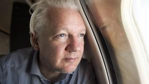 El fundador de Wikileaks, Julian Assange, en una imagen publicada por Wikileaks en X mientras su avión se aproxima al aeropuerto de Bangkok.